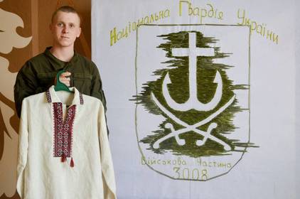 Нацгвардієць з Вінниці вишив півтораметровий герб рідного міста