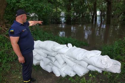 Рятувальники Вінниччини укріплюють ділянки вздовж Дністра