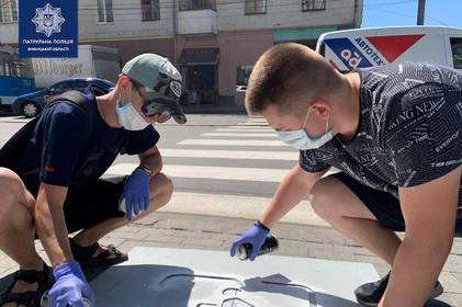 "Зніми навушники" та "Візьми дитину за руку": в центрі Вінниці оновили написи-нагадування для пішоходів