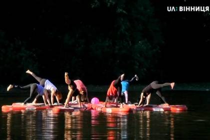 У Вінниці практикують йогу на воді