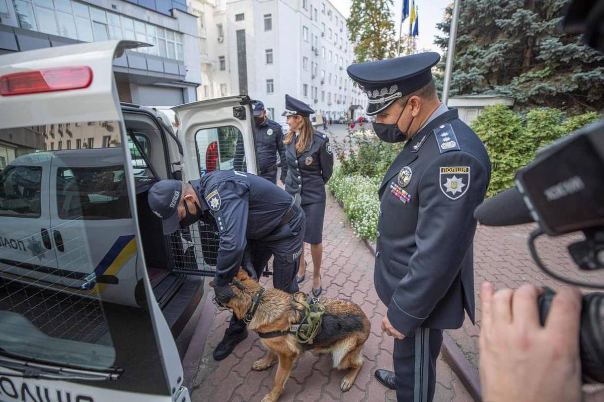 Вінницькі вибухотехніки та кінологи отримали нові службові автомобілі 