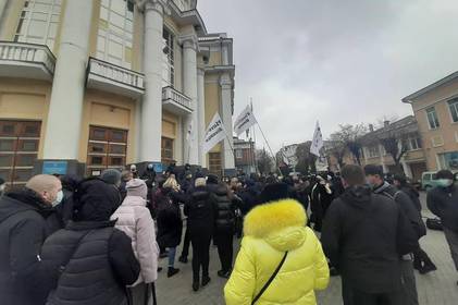 Вінницькі підприємці провели акцію проти "Карантину вихідного дна" під ОДА