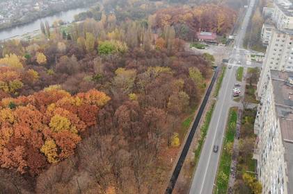 Впродовж парку Дружби народів ремонтують тротуар