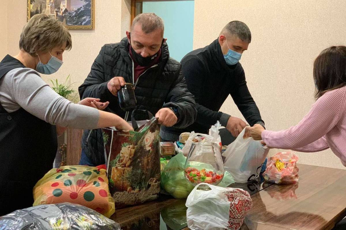 В рамках благодійного руху вінничани зібрали продукти харчування, теплий одяг, дезенфікуючі засоби 