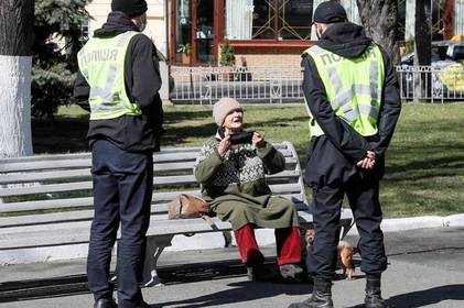 У МОЗ вирішили дозволити ходити без масок у парках та скверах 