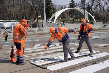 На дорогах Вінниці оновлюють розмітку 

