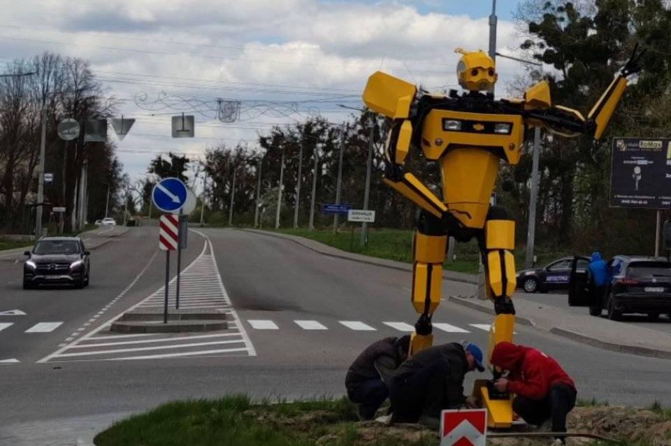 "Десептикони не пройдуть": на в’їзді у Вінницю встановили трансформера  

