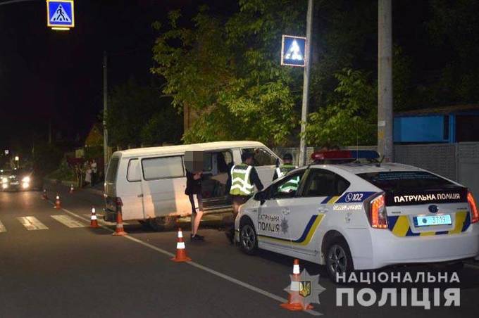 Вінницькі поліцейські розшукують водія мікроавтобуса, який травмував двох людей 

