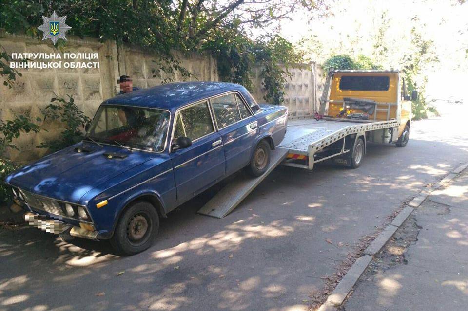 Поліцейські евакуювали автомобіль, який перешкоджав автомобілю швидкої допомоги