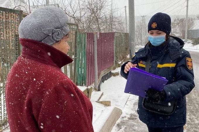 Рятувальники розповідатимуть мешканцям приватного сектору Вінниці правила пожежної безпеки
