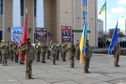 У Вінниці оркестр Повітряних Сил підняв  бойовий дух захисників та містян. Відео


 