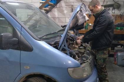 Волонтери з Вінниці ремонтують автівки та везуть у зону бойових дій для військових