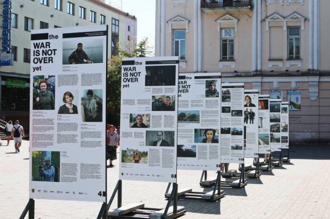 У Вінниці відкрилася вуличні фотовиставка про злочини росії проти журналістів в Україні 