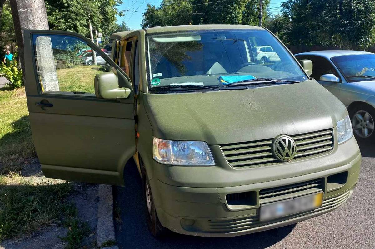 Вінничани передали військовослужбовцям автомобіль 