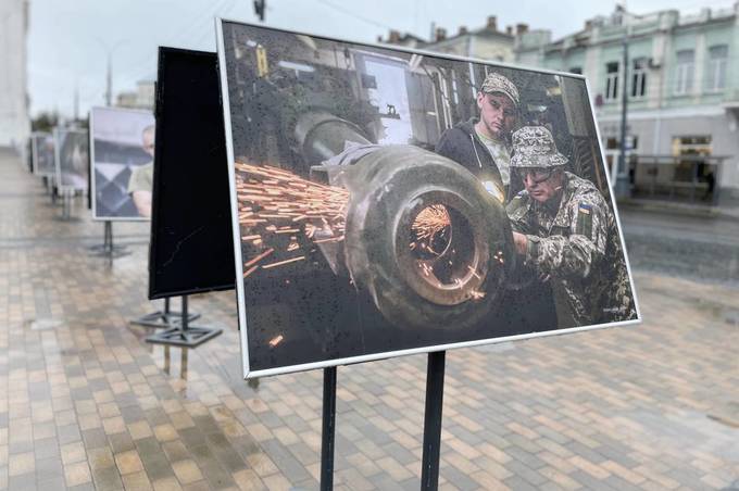 В центрі Вінниці відкрилась фотовиставка «Обличчя логістики ЗСУ»