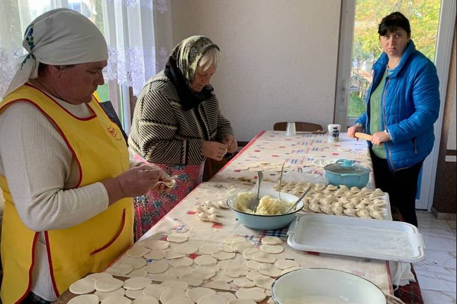 На Вінниччині при храмі організували кулінарний батальйон – ліплять вареники воїнам ЗСУ 