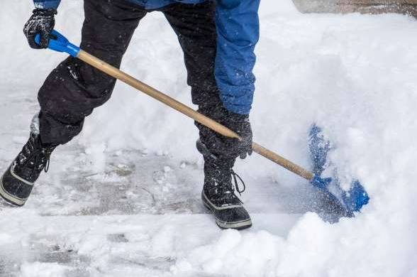 10 одиниць техніки прибирають сніг на вулицях та дорогах  Вінниці