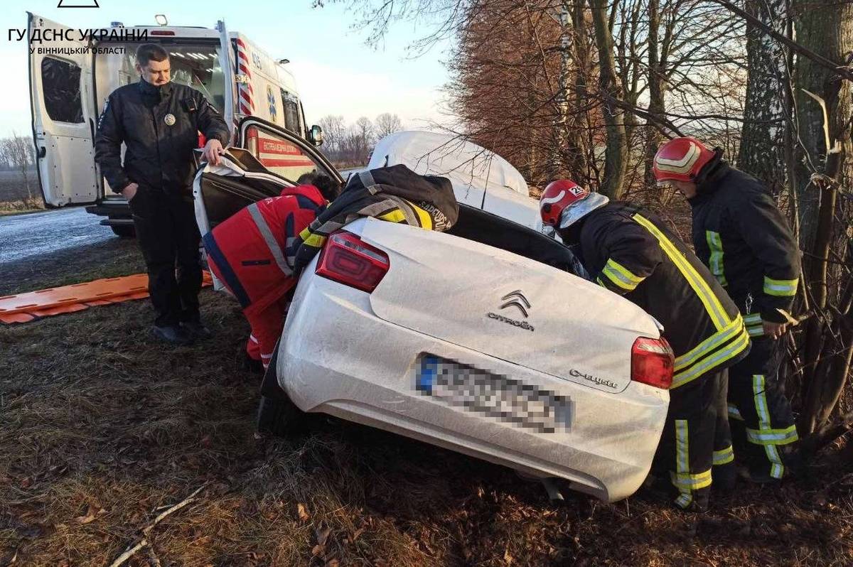 В ДТП на Вінниччині людей заблокувало у понівеченій автівці