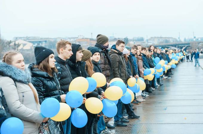 Живий "Ланцюг незламних" організували у Вінниці до Дня Соборності