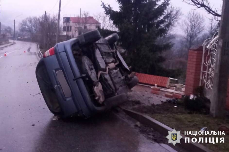 В’їхали в паркан і перекинулись: в ДТП на Вінниччині постраждали двоє людей