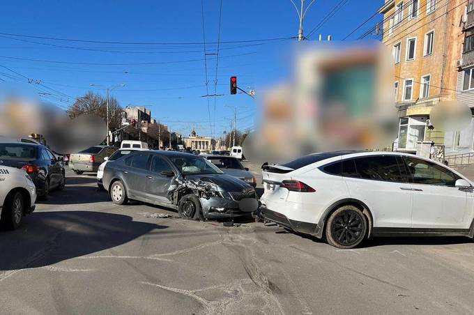 В центрі Вінниці електромобіль Tesla задом протаранив легковик