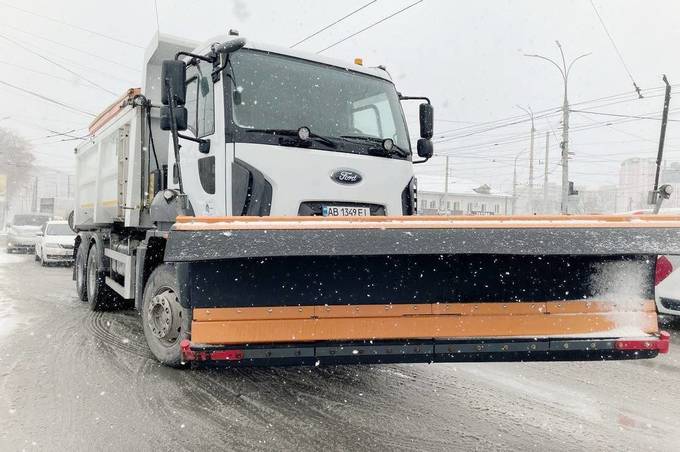 У Вінниці від самого ранку сніг чистять 25 спецавтомобілів