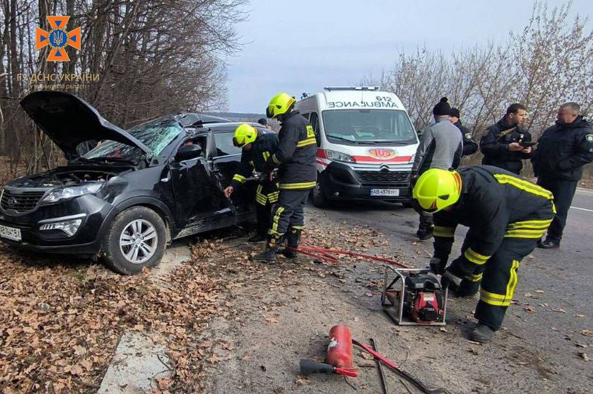 На Вінниччині рятувальники деблокували чоловіка, який потрапив у ДТП