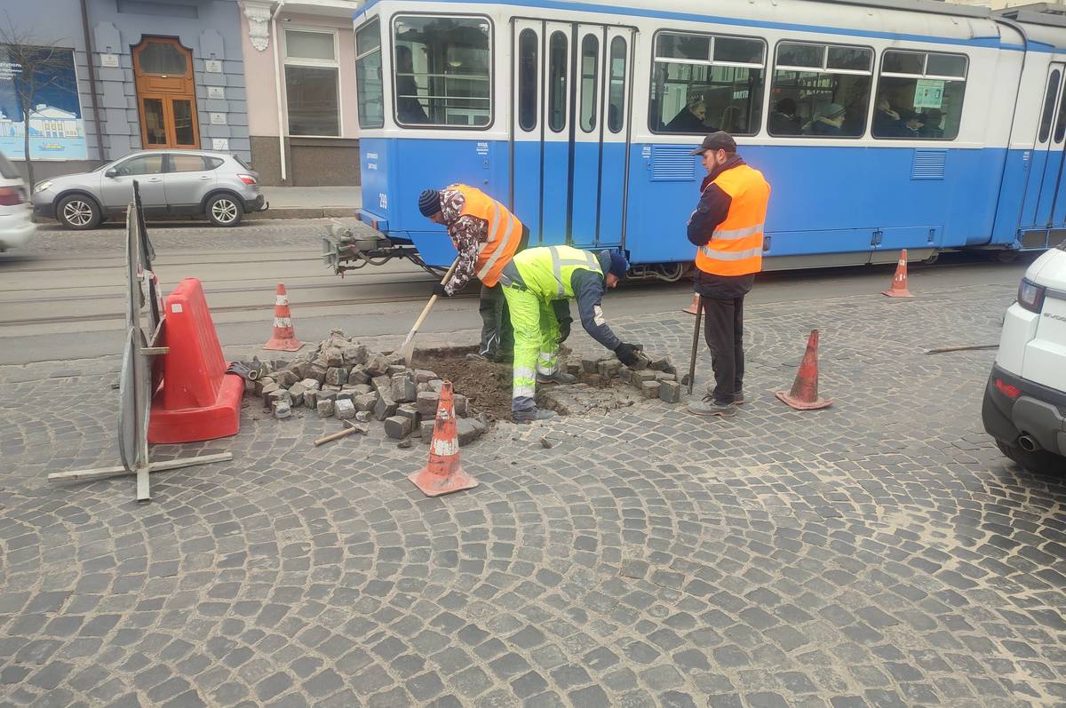 У Вінниці триває ямковий ремонт бруківки на Соборній