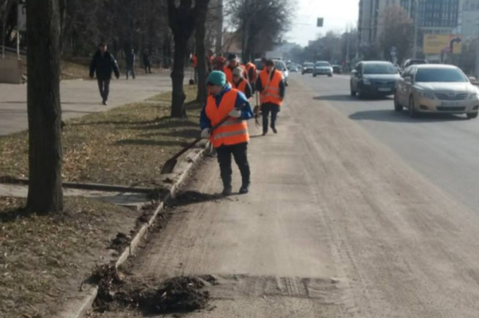 1800 тонн: "Вінницьке шляхове управління" продовжує міжсезонне прибирання