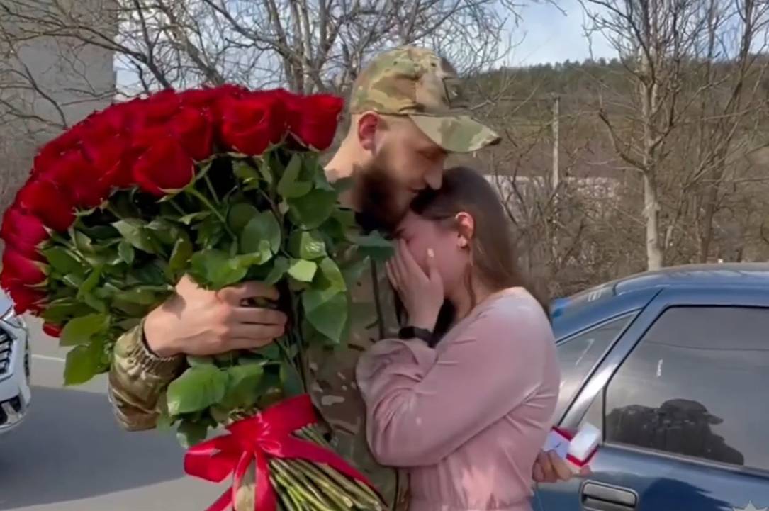 Кохання під час війни: на Вінниччині поліцейські допомогли військовому освідчитись коханій