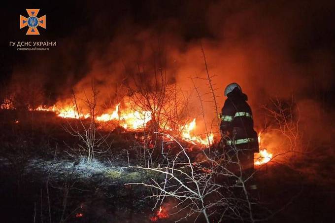 На Вінниччині щодня палає сухостій – пожежники закликають паліїв трави схаменутись