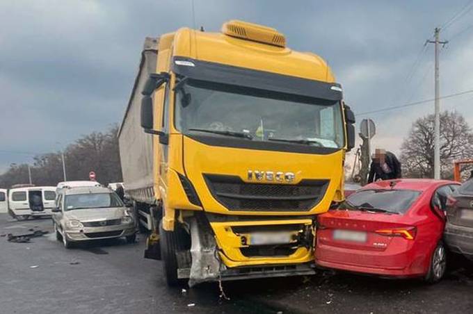 Вінничанин на вантажівці буксирував автомобіль, але щось пішло не так (фото)