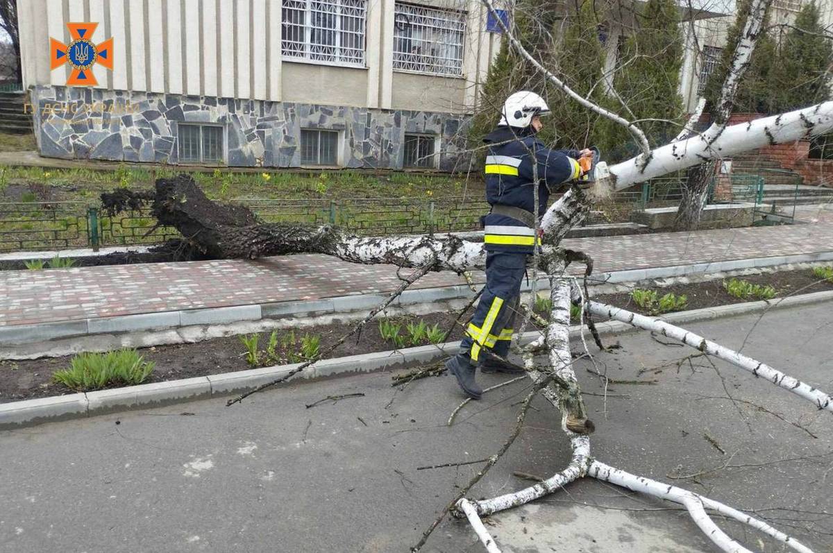 На Вінниччині рятувальники продовжують ліквідовувати наслідки негоди