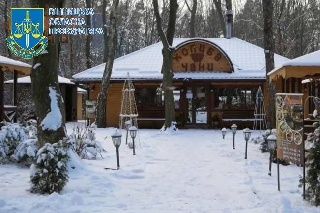 Чекає суд: жінка без дозволу збудувала будівлі з чанами та басейнами
