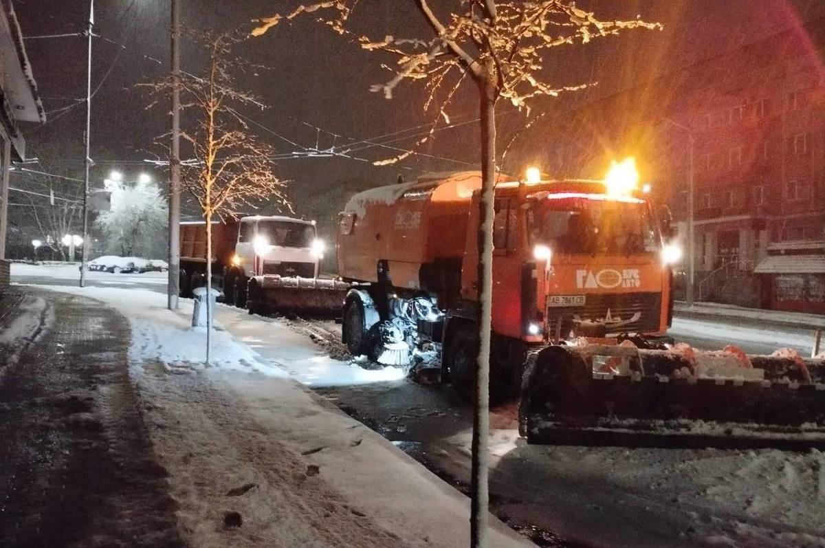 Снігопад у Вінниці: снігоочисна техніка прибирає вулиці зі вчорашнього вечора