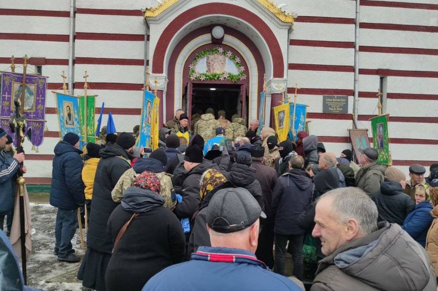 В сусідній області віряни ПЦУ зайшли до храму після сутички з УПЦ МП на похороні військового