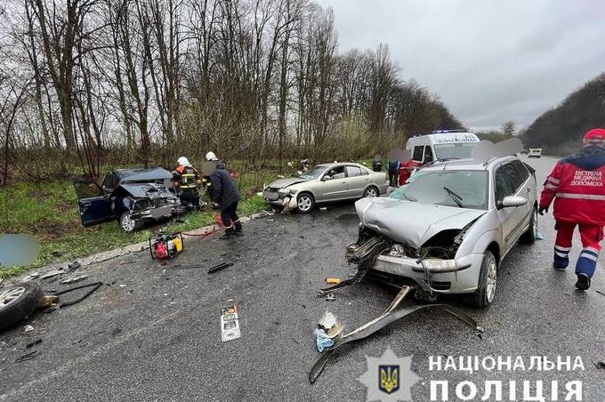 Автомобіль виїхав на зустрічну смугу: в ДТП на Вінниччині загинула родина