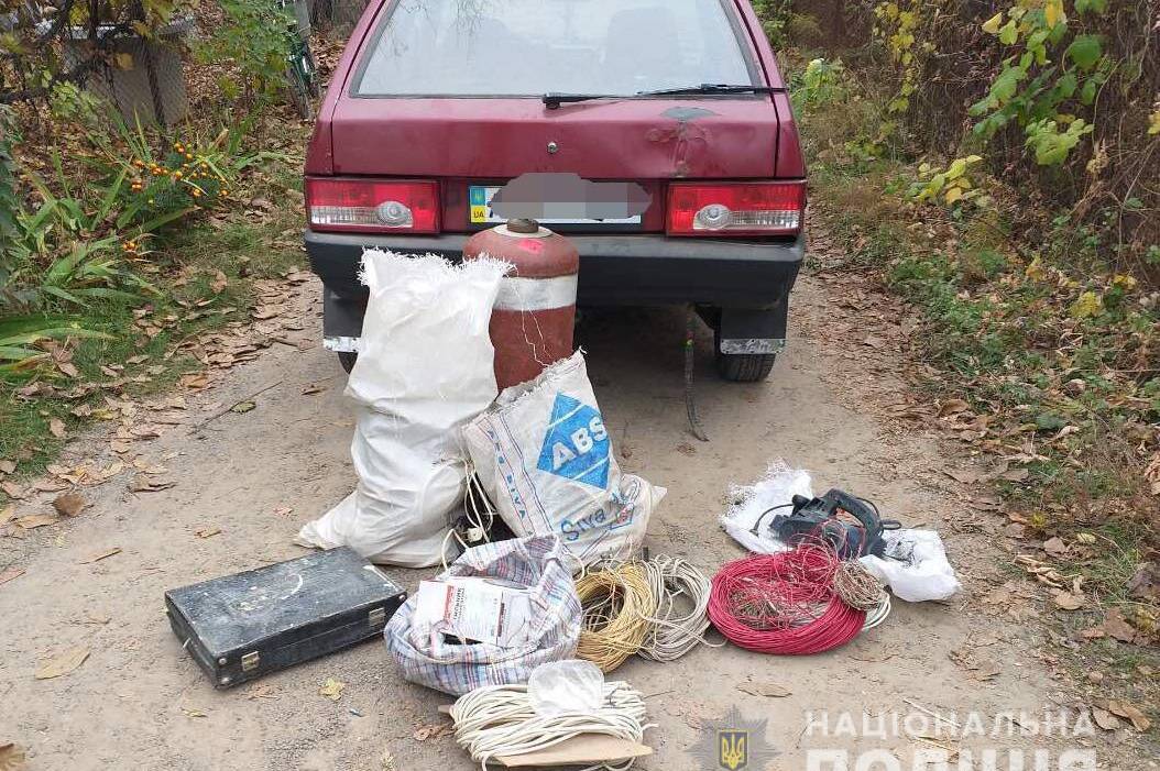 В Калинівському районі затримали двох чоловіків, які крали електроінструменти з дачних будинків