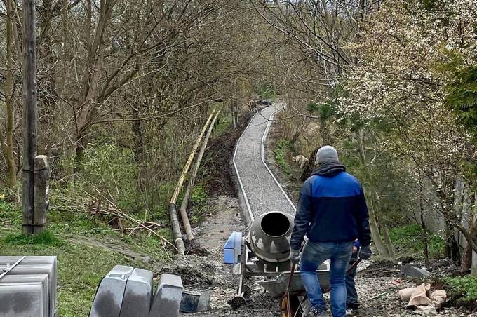 У Вінницьких Хуторах триває капітальний ремонт алеї, яка з’єднує дві частини села