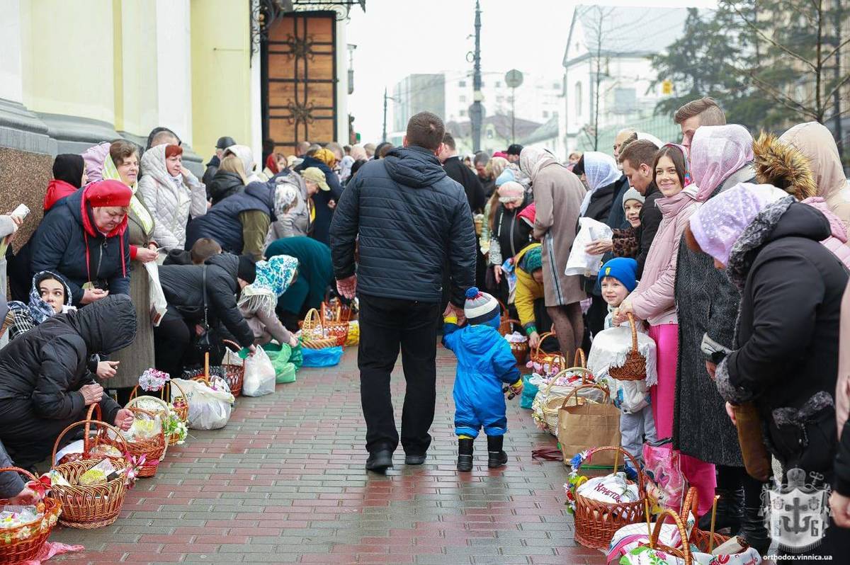 На Великдень у Кафедральному соборі ПЦУ у Вінниці кошики посвятили тисячі людей