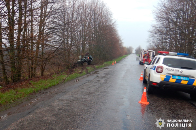 Автомобіль злетів в кювет: в ДТП на Вінниччині постраждало троє людей