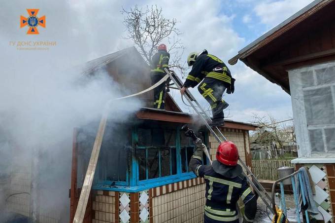 На Вінниччині сусід на руках виніс пенсіонерку з палаючого приміщення