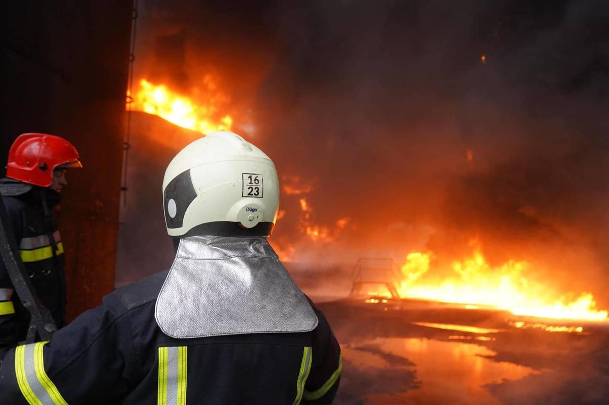 Вибухи на Вінниччині 21 квітня: рятувальники ліквідували наслідки влучання у об’єкт інфраструктури (Фото)