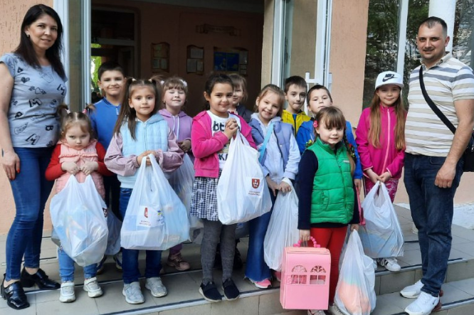 Діти з Балаклії отримали гуманітарну допомогу від вінничан у межах акції "Від дитини до дитини"