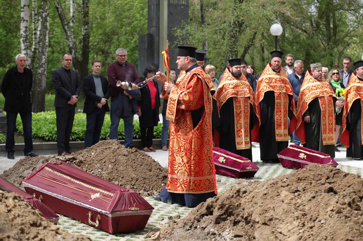 У Вінниці перепоховали останки, які були виявлені під час пошуково-ексгумаційних робіт на Європейській площі