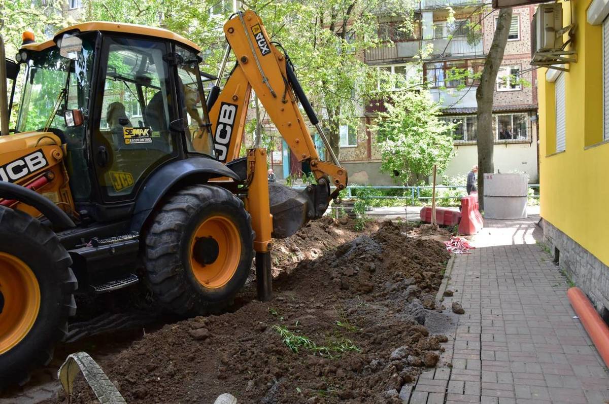 У Вінниці на трьох прибудинкових територіях міняють старі водопровідні та каналізаційні труби