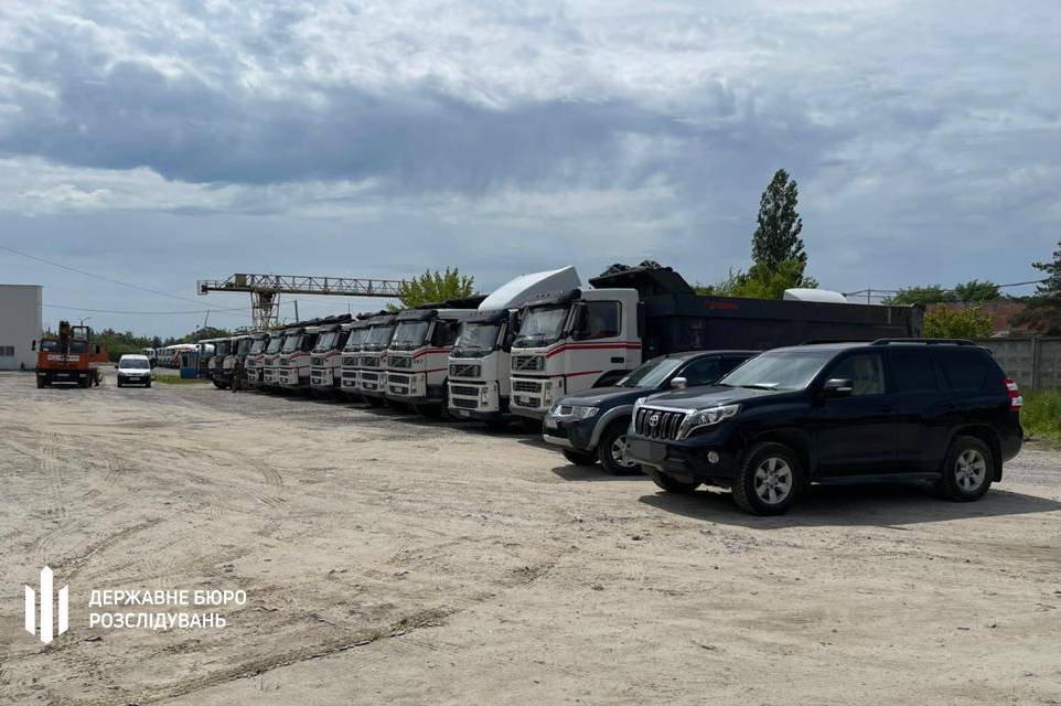 В розпорядження ЗСУ передали арештовані автомобілі родини Медведчука та Козака (Відео)