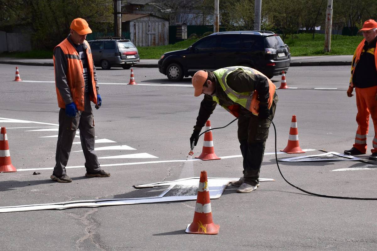 У Вінниці активно відновлюють дорожню розмітку: подробиці