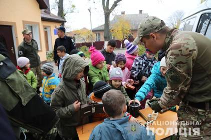 Вінницькі поліцейські ознайомили діток із роботою вибухотехніків та кінологів 