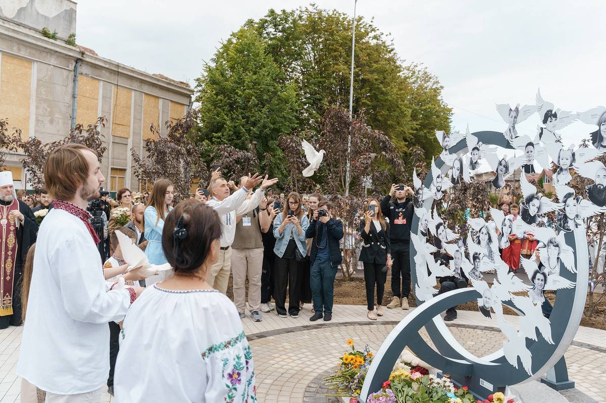 Сьогодні на площі Перемоги вінничани вшанували пам’ять загиблих у теракті 14 липня 2022 року